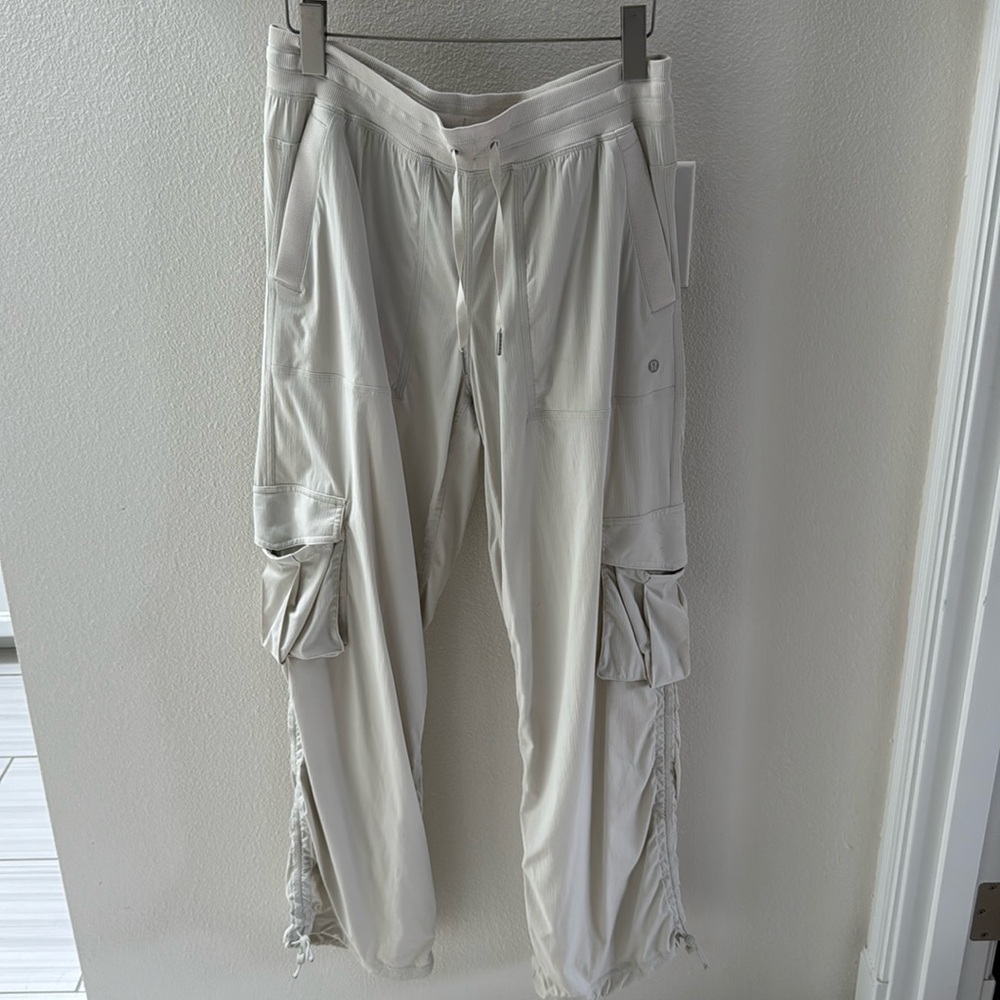 Lululemon Dance Studio Pant Relaxed Fit Cargo in Bone. Size M